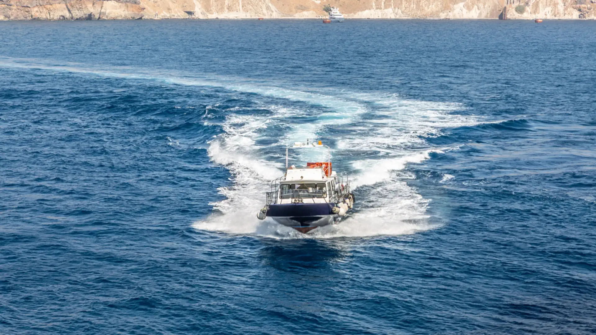 Embarcación pequeña navegando cerca de la costa sin necesidad de título náutico