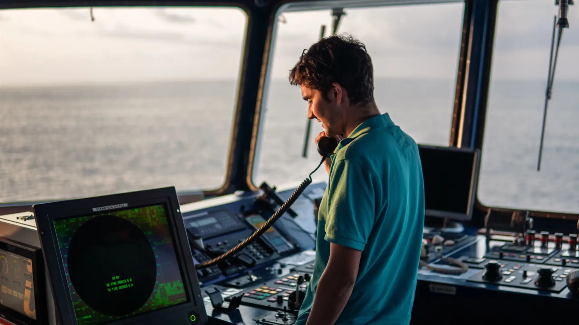 Persona operando una radio VHF a bordo de una embarcación de recreo
