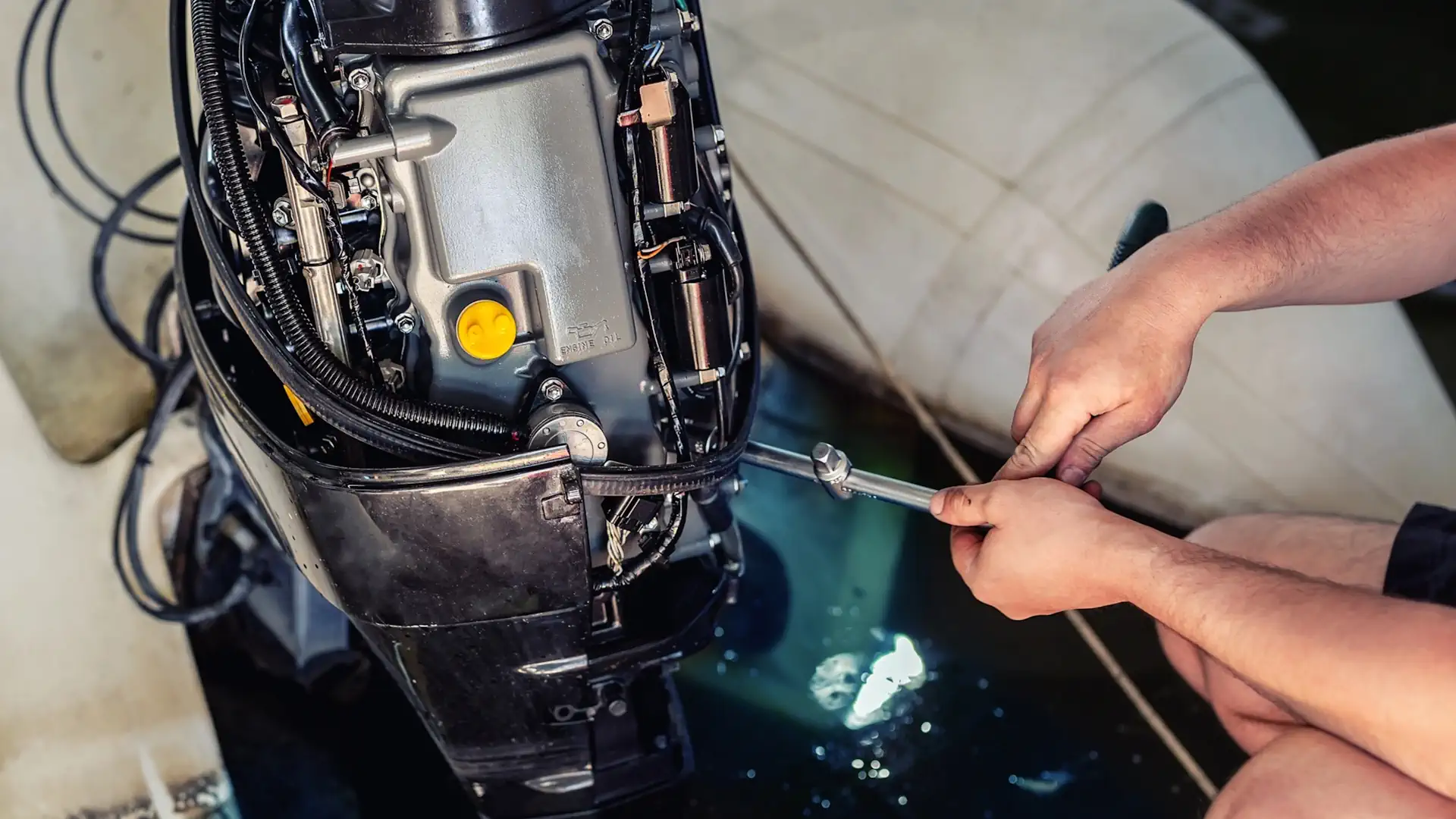 Mecánico revisando el motor de un barco